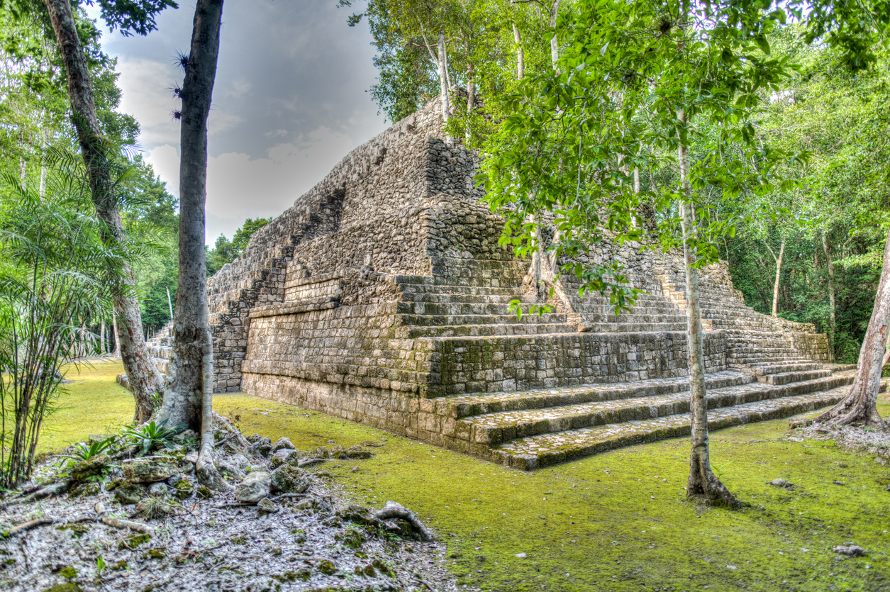 Balamkú-una pequeña ciudad en ruinas Maya al norte de Calakmul