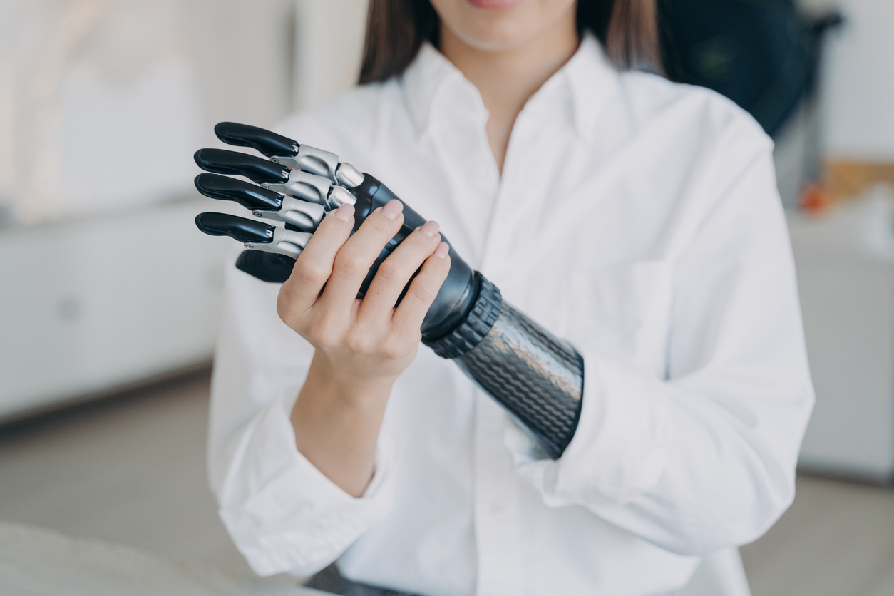 El chip permitiría controlar un brazo robótico con el pensamiento.