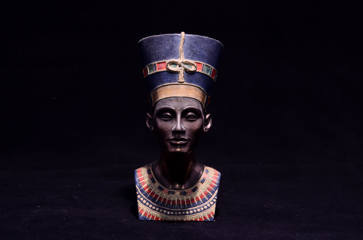 Nefertiti es una de las figuras más fascinantes del antiguo Egipto. 