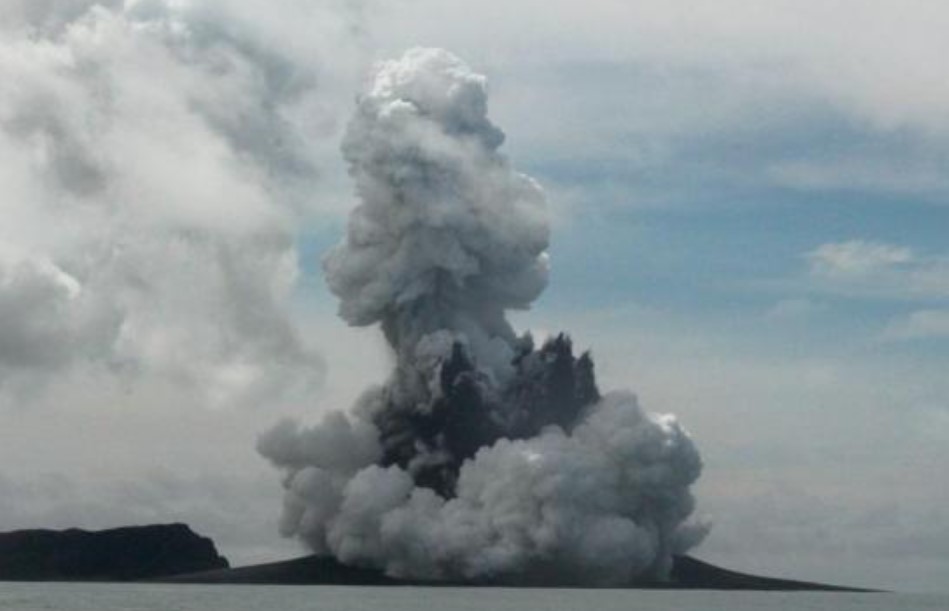 El volcán submarino Hunga Ha'apai hace erupción en Tonga, en 2022