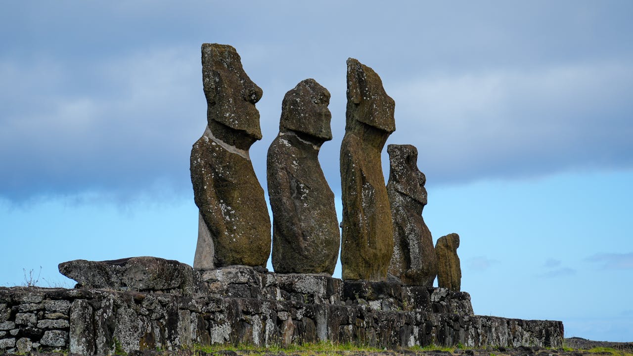 La Isla de Pascua es conocida por sus 887 moai dispersos por todo su territorio
