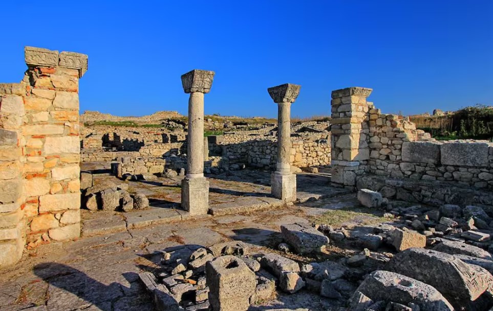 Ruinas de la aldea hallada en Albania y una piscina romana