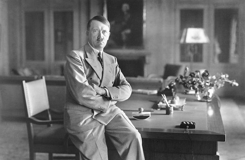 Hitler sentado en su escritorio