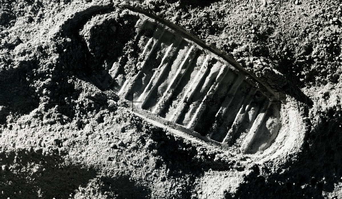 Los científicos creen que la mejor opción es lanzar la nube de polvo desde la Luna, aprovechando el regolito lunar.