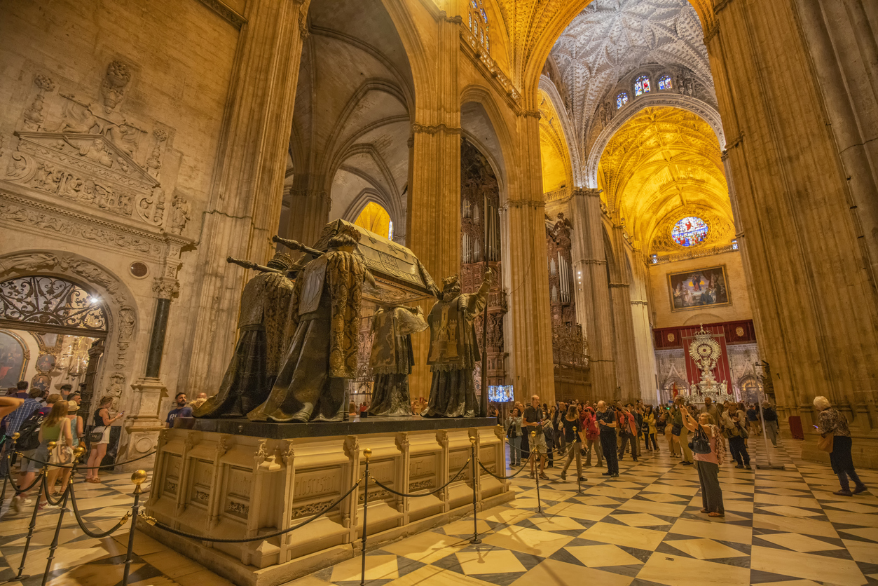 Cada año decenas de miles visitan los restos de Colón en la Catedral de Sevilla. 