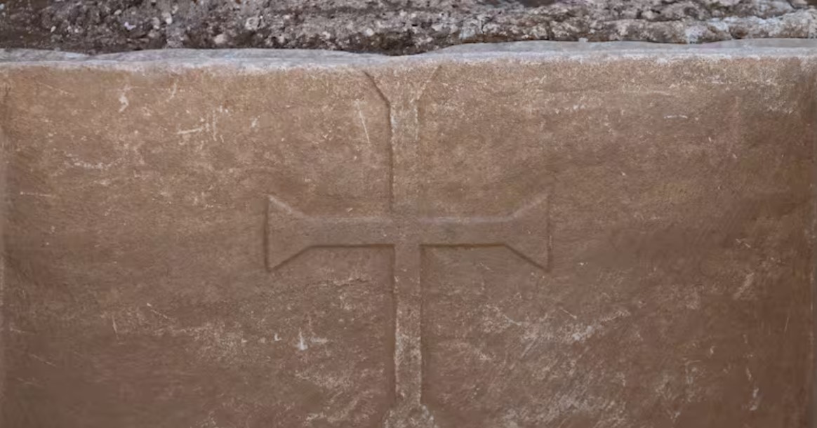 los diseños y cruces tallados en la tapa datan de los siglos VII y VIII