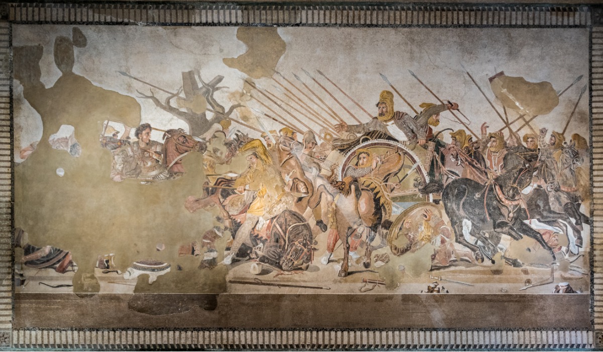 Alejandro comenzó a usar la túnica tras derrotar a Darío III en la batalla de Issos.