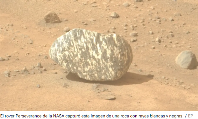 El extraño patrón de rayas blancas y negras nunca se había visto en una piedra marciana.