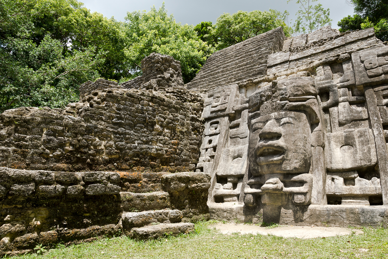 Los canales podrían haber ayudado a los mayas en la construcción de las pirámides.