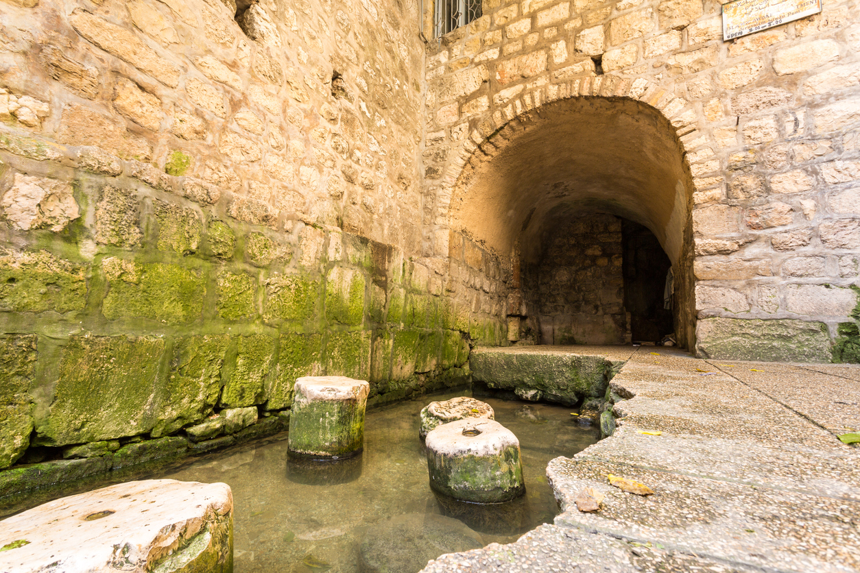 la Piscina de Siloé es mencionada como el lugar donde Jesús curó a un ciego