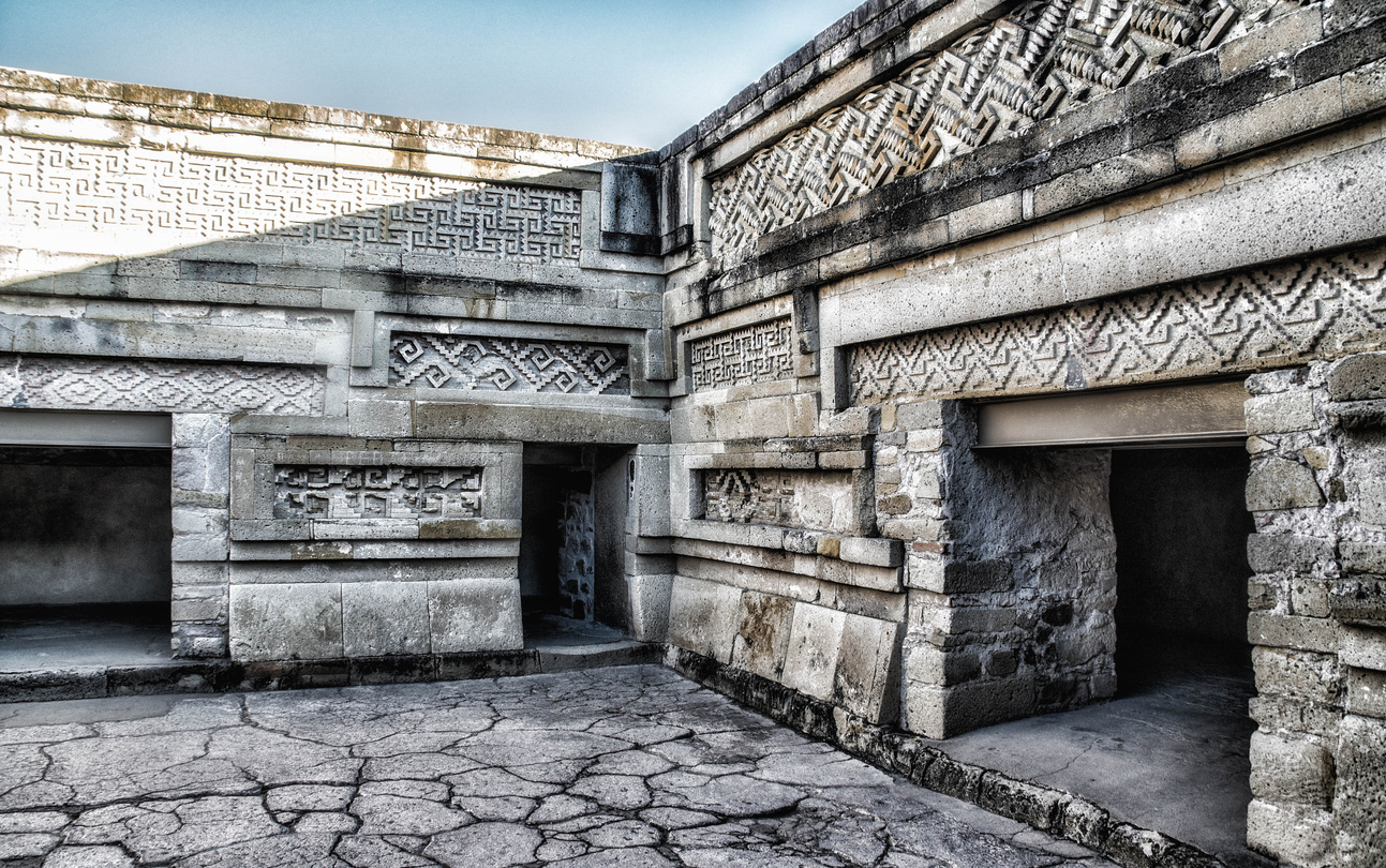 Mitla, fundada alrededor del año 200 d.C. por los zapotecas, fue un centro fortificado y posteriormente un cementerio