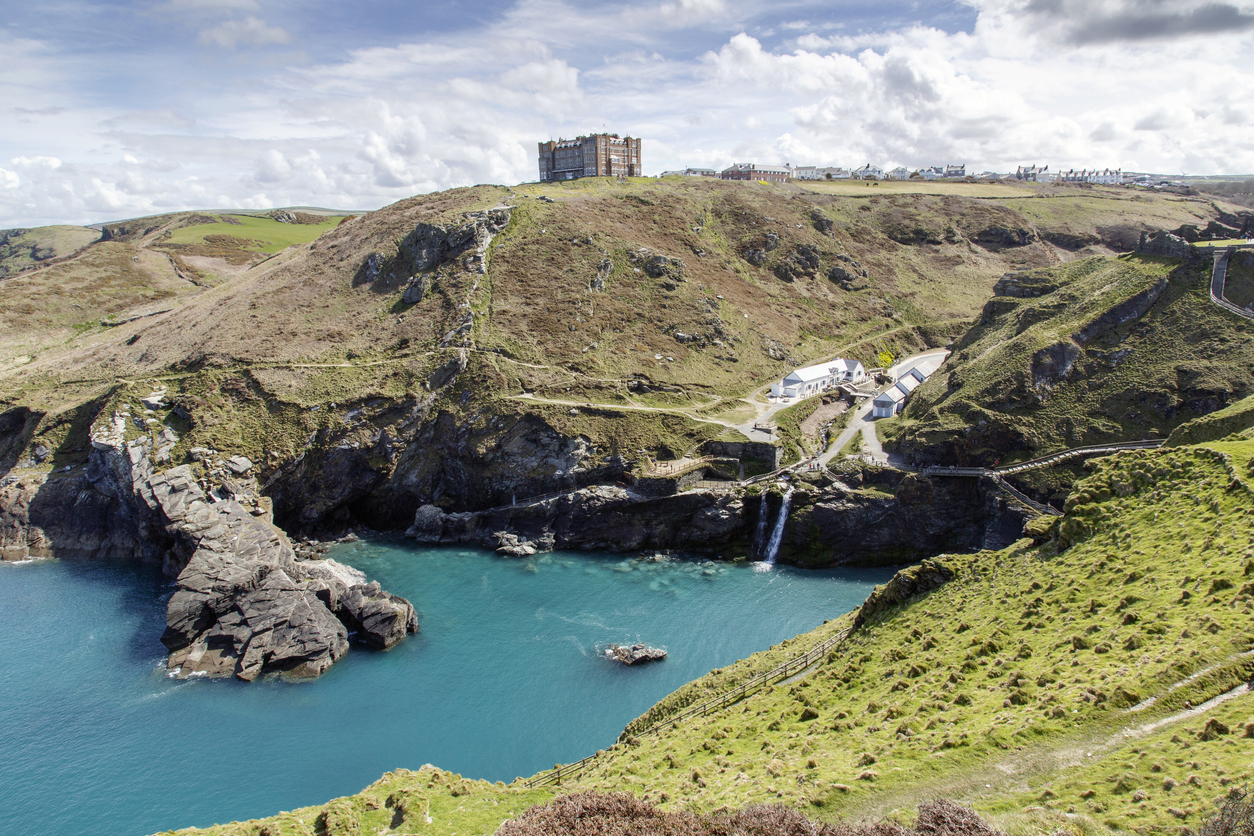 El castillo de Tintagel, sobre los acantilados de Cornualles