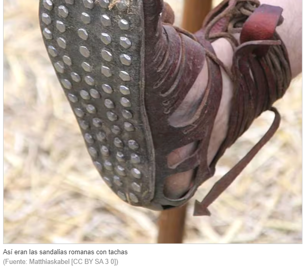 Los clavos en la suela servían para dar tracción y estabilidad al caminar.