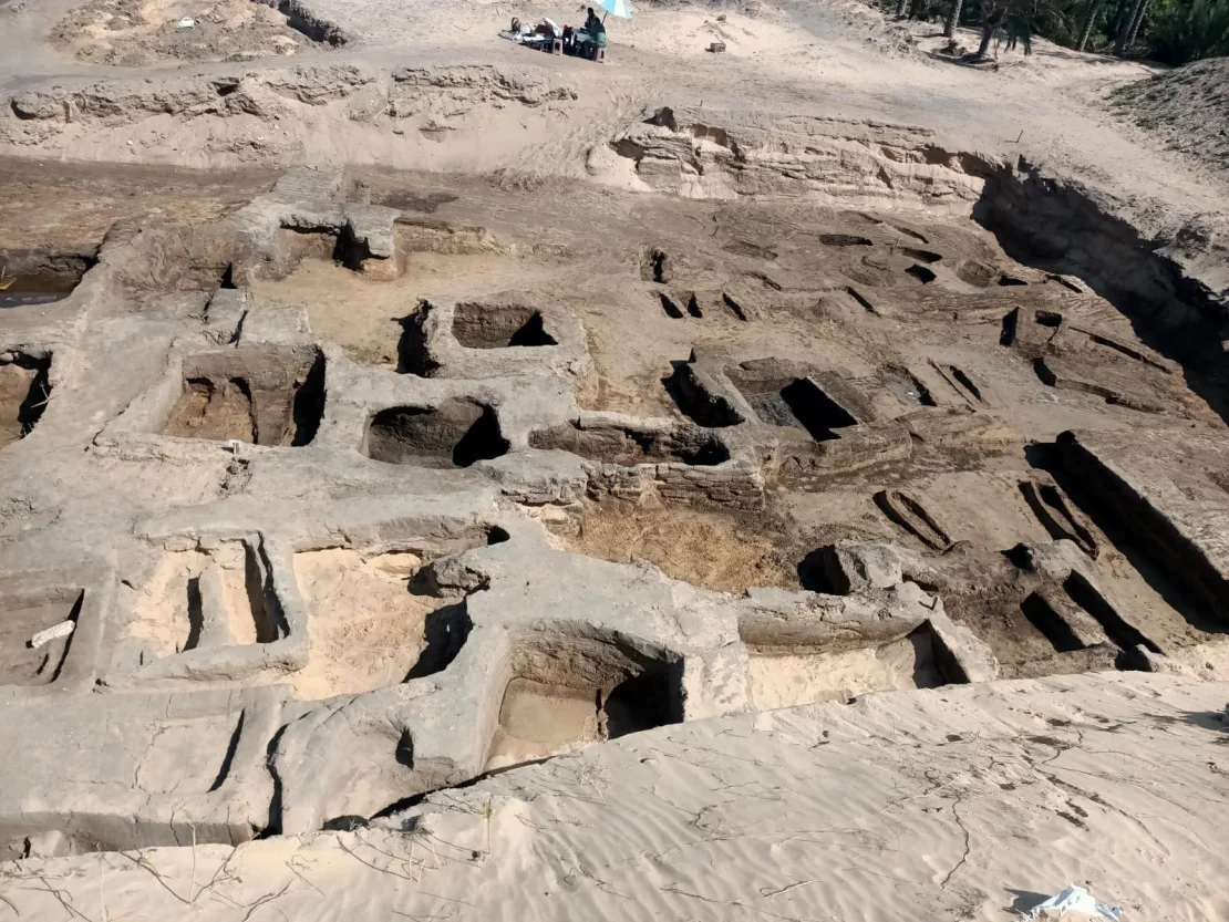 La excavación en curso ha revelado una amplia gama de técnicas funerarias