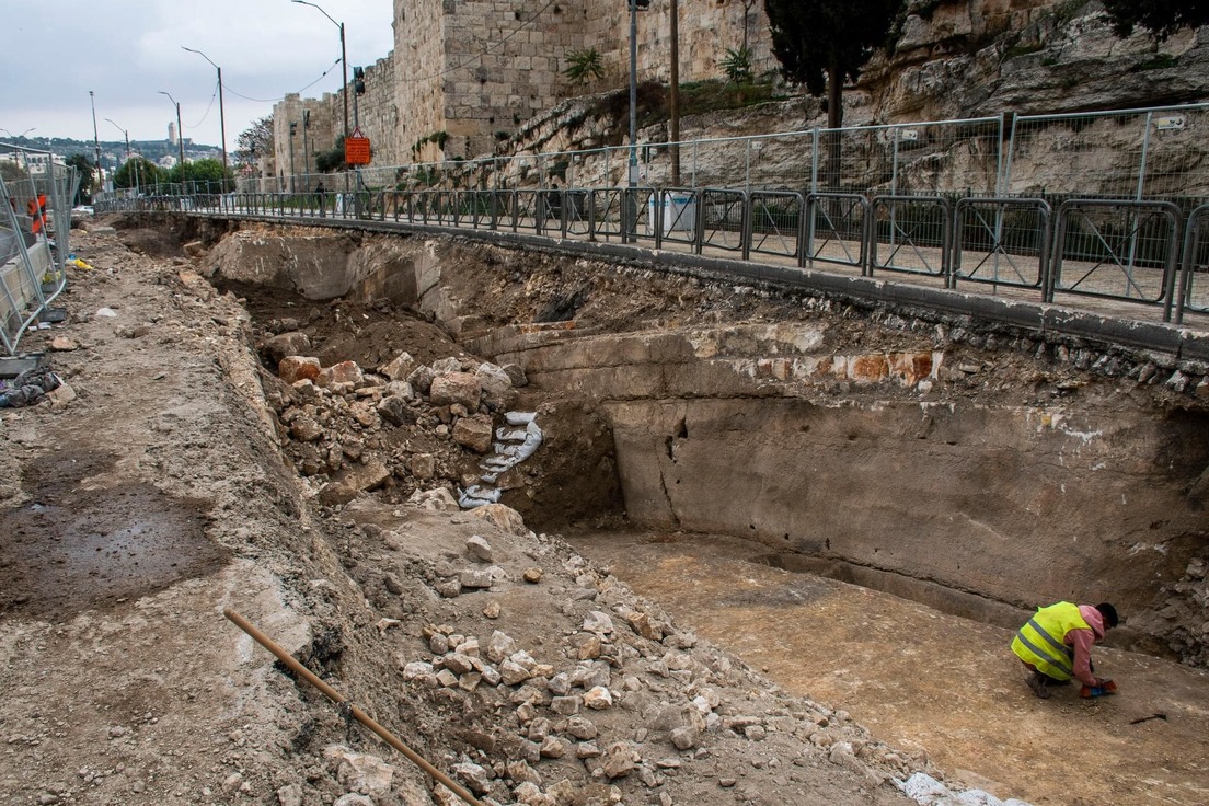 Excavaciones realizadas para ampliar una carretera.