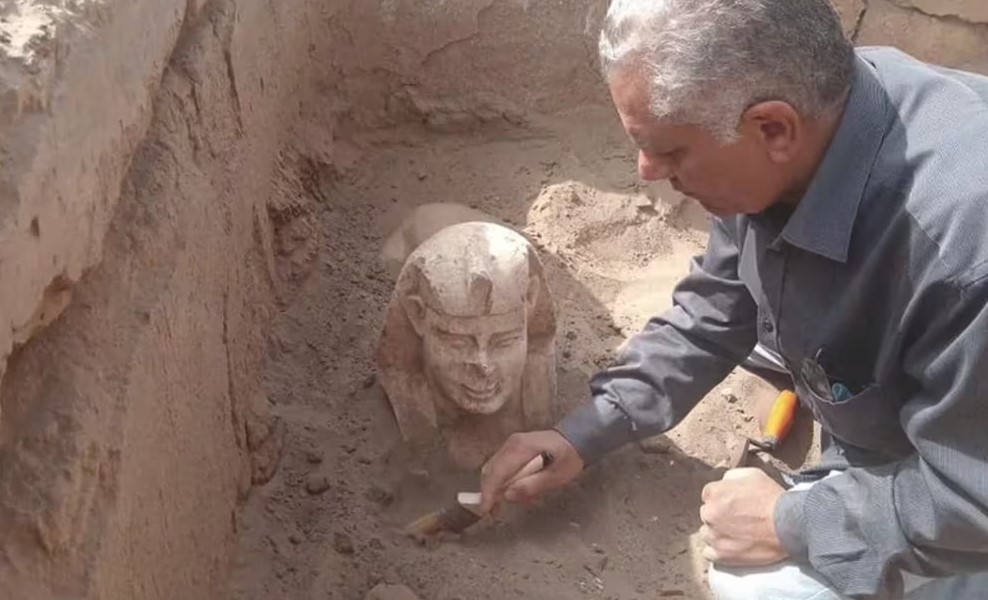 Esfinge de piedra caliza con expresión sonriente, descubierta en el Templo de Dendera, Egipto.