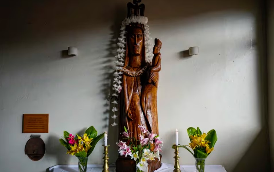 Estatua de la Virgen María con la fisonomía del pueblo rapanui.