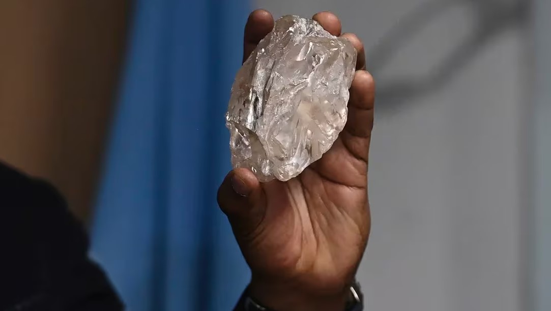 Una persona sostiene un diamante de 2.492 quilates hallado en Botswana y expuesto en Gaborone