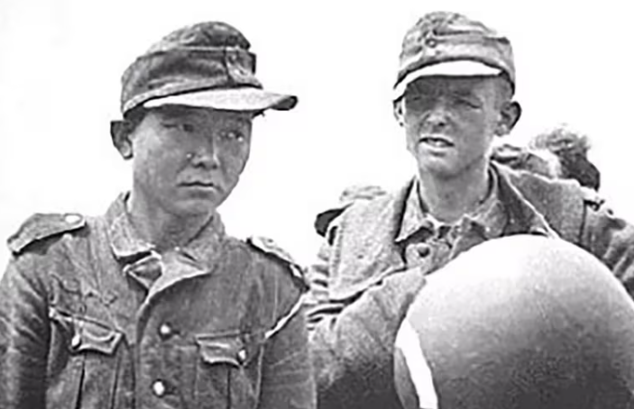 Esta es la única foto conocida del que sería Yang Kyoungjong, con el uniforme de la Wehrmacht, prisionero de los norteamericanos.