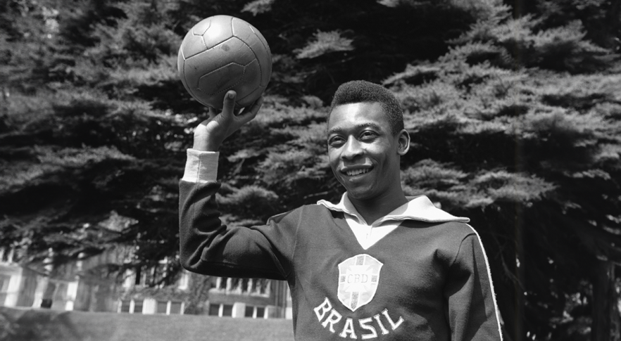 Pelé debuta en la selección nacional de Brasil