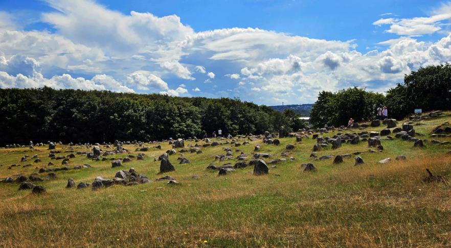 Descubren un cementerio vikingo con tumbas de piedra en forma de barco