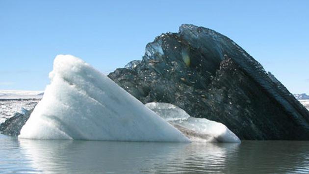 La foto de un iceberg negro deja atónitos a los internautas-0