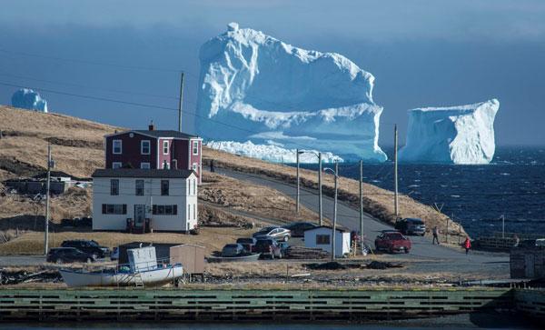 El gigantesco iceberg que apareció en las costas de un pueblito canadiense-0