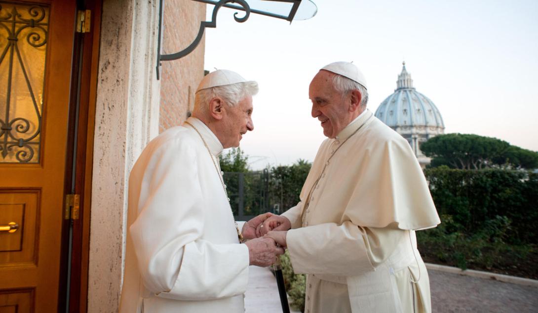 Dos papas se reúnen por primera vez en la historia-0