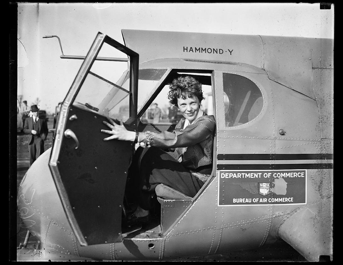 Amelia Earhart emprende el primer vuelo en solitario de una mujer a través del Atlántico-0