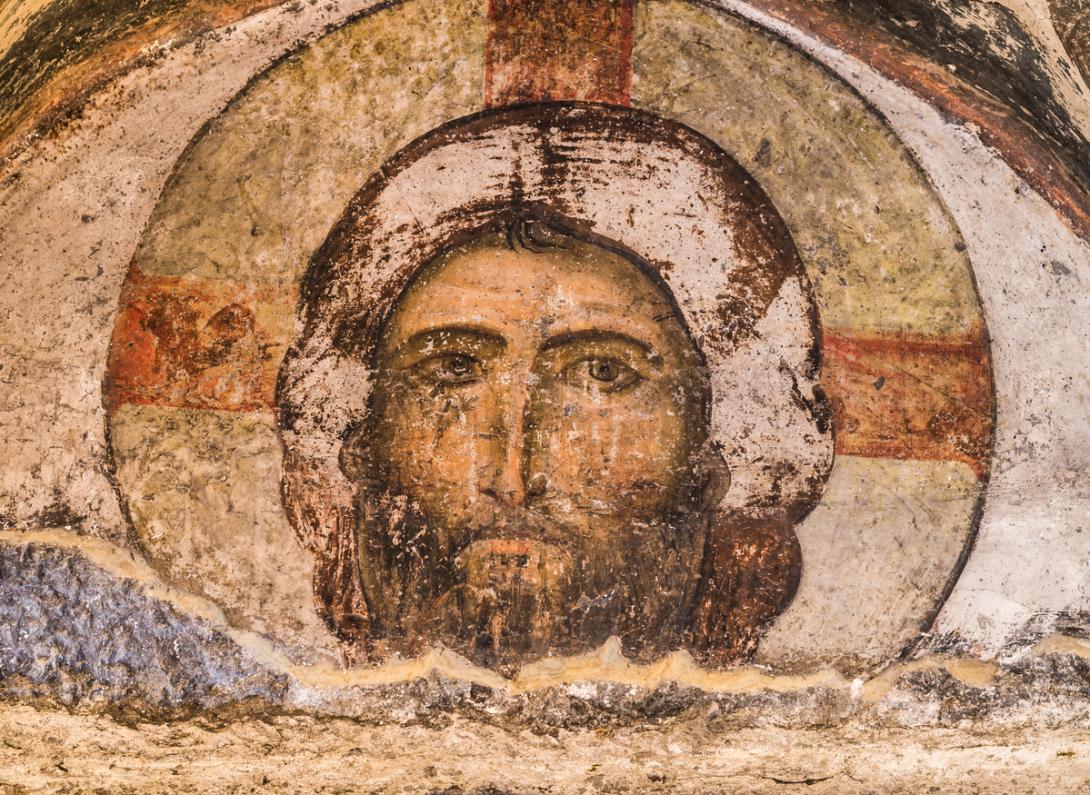 Descubren una iglesia medieval desconocida con una rara pintura de Cristo durante una excavación ilegal-0