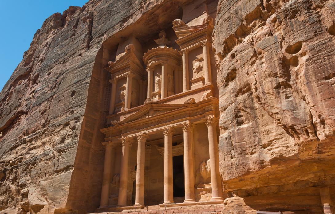 Enigma en Jordania: descubren tumbas ocultas bajo el antiguo Tesoro de Petra-0