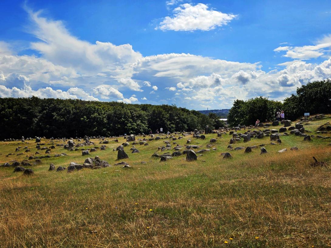 Descubren un cementerio vikingo con tumbas de piedra en forma de barco-0